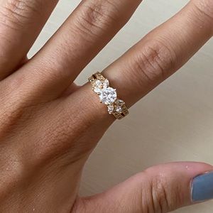 NWOT Lulu’s boutique gold imitation diamond ring